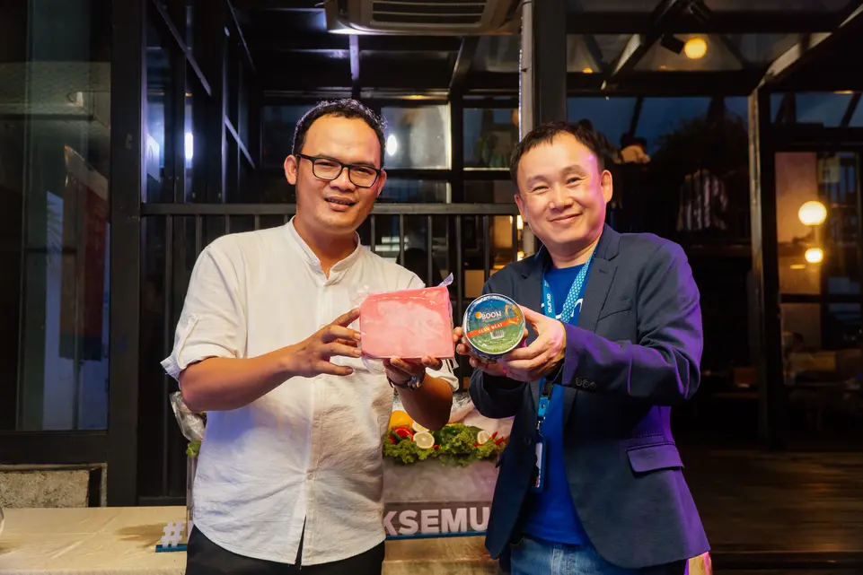 Live Seafood and Fish Auction, buyer gathering aruna
